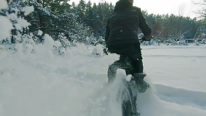 남자 스포츠 겨울 모션 한명 야외 자전거 힘 운전 에너지 오토바이 승차 숲 헬멧 모터 라이더 바이크레이서 바이킹 베터리 산악자전거 MOV 해외동영상 슬로모션 클립영상 1 계절 촬영기법 사람 바이크 보호장비 동영상 파일형식