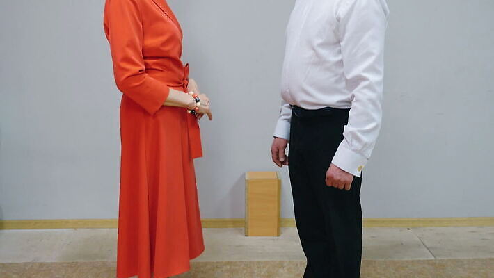 백인 커플 드레스 여자 노년 남자 유럽 관계 나비넥타이 주택 함께함 실내 말하기 대화 사랑 미소 정장 성인 두명 빨간색 쌍 자신감 날짜 우아함 유혹 은퇴 리빙 고립 옛날 노화 동정 MOV 해외동영상 클립영상 서양인 옷 감정 나라 컬러 컨셉 모션 넥타이 표정 사람 내부 건물 동영상 파일형식