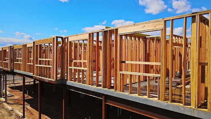 디자인 외관 산업 벽 건축양식 하늘 지붕 새로움 주택 프레임 건설업 사람없음 내부 건물 목재 빛 건설현장 업무 재산 수리 널 아래 목공예 뼈대 잡동사니 개발 복원 리모델링 수목 진짜 합판 4K MOV 해외동영상 클립영상 나무 건축물 건축 컨셉 재료 금융 작업 공예 방향 위치 동영상 파일형식