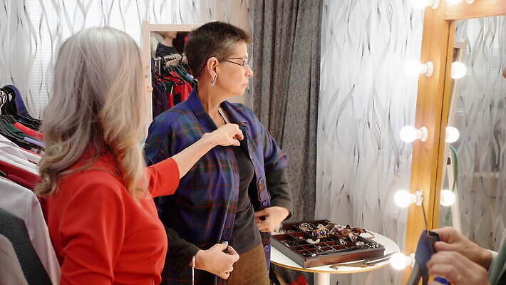 백인 모델 라이프스타일 옷 계절 여자 컨셉 새로움 함께함 사람 여러명 성인 쇼핑 유행 세일 상점 거울 변화 우아함 선택 구매 쇼핑몰 고객 치수 개성 소매 부티크 스타일리스트 스타일 4K MOV 해외동영상 클립영상 서양인 다수 생활 동영상 파일형식