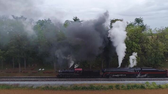 디자인 산업 도로 여행 교통시설 안테나 사람없음 검은색 기계 기찻길 기차 골동품 화물 연기 역 수증기 컨테이너 심볼 속도 복고 탱크 트랙 마차 승객 엔진 고립 드론 방법 석탄 선로 옛날 MOV 해외동영상 클립영상 길 육상교통 교통수단 컬러 교통 통신 대중교통 운송업 시설 동영상 파일형식