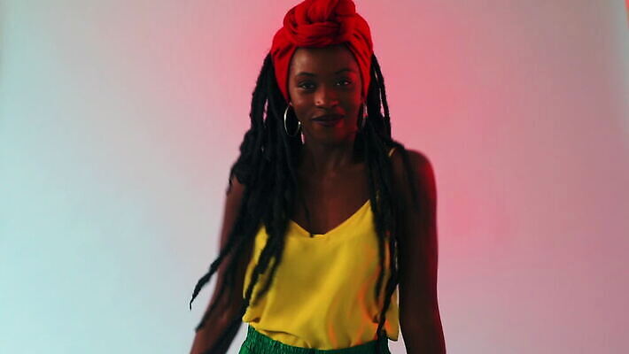 스튜디오촬영 라이프스타일 웰빙 여자 음악 청소년 미소 웃음 두명 10대 빨간색 활발 연주자 댄서 신선 유머 정상 터번 성인여자만 MOV 해외동영상 클립영상 직업 감정 컬러 컨셉 문화예술 실내 표정 사람 생활 음악가 머리장식 동영상 여자만 성인만 파일형식