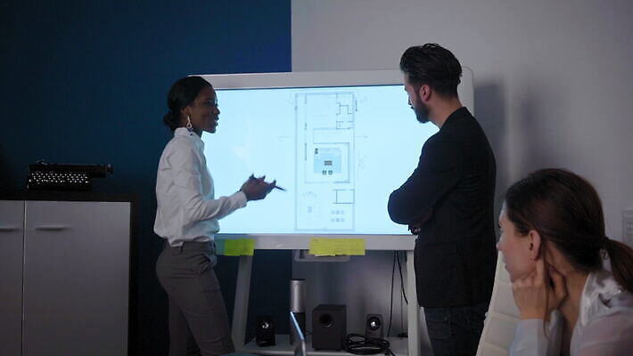 백인 여자 남자 비즈니스 사업가 통신 청소년 설계 아이디어 작업복 대화 설명 미소 손짓 여러명 20대 성인 세명 30대 사무실 이탈리아 비즈니스맨 비즈니스우먼 발표 동료 회의실 다인종 보여주기 청사진 밀라노 남유럽 4K MOV 해외동영상 클립영상 서양인 직업 옷 유럽 다수 컨셉 관계 모션 표정 말하기 사람 인종 청년 장년 직장인 동영상 파일형식