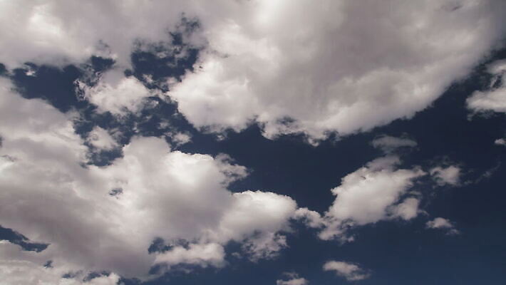 구름 컬러 백그라운드 자연 하늘 날씨 풍경 사람없음 야외 가로 여름 파란색 빛 햇빛 태양 우주 환경 흰색 전원 분위기 장면 천국 솜털 스카이라인 내추럴 오존 적란운 천창 유일 4K 타임랩스 MOV 해외동영상 클립영상 자연요소 계절 컨셉 촬영기법 전기에너지 생태계 동영상 파일형식 구름_자연