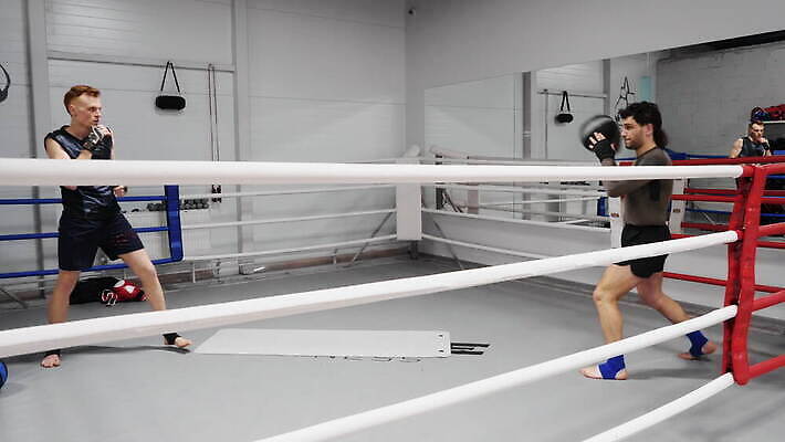 백인 직업 라이프스타일 손 남자 스포츠 공 건강 두명 상자 운동 힘 권투 에너지 잡기 던지기 연습 속도 클럽 체육관 싸움 근육질 섞기 운동가 킥복싱 4K MOV 해외동영상 클립영상 서양인 모션 근육 사람 생활 신체부위 격투기 몸매 동영상 파일형식