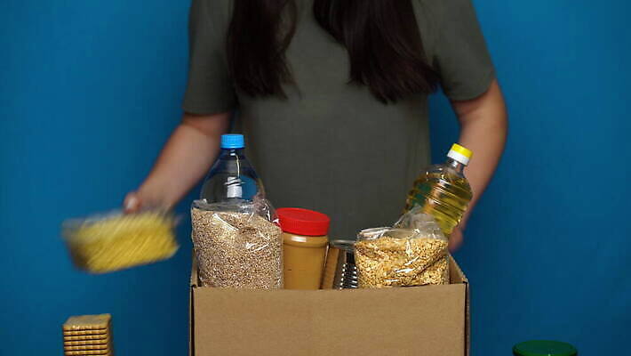 잡화 음식 컨셉 크리스마스 휴가 관리 선물 사람 사람없음 상자 봉사 도움 캔 컨테이너 가난 서비스 준비 주기 커뮤니티 짐싸기 기부 난민 판지 돌봄 소셜 자선 항목 헬프 공급 동정 자선단체 코로나바이러스 4K MOV 해외동영상 클립영상 기념일 산업 모션 그룹 바이러스 동영상 파일형식