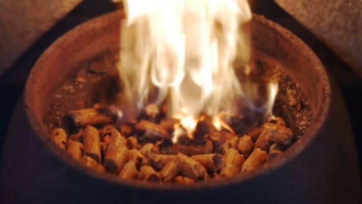 백그라운드 겨울 자연 불 불꽃 따뜻함 사람없음 목재 경제 갈색 환경 힘 재활용 에너지 뜨거움 그린에너지 연기 장작 난로 오브젝트 에코 생태계 벽난로 질감 연료 자원 덩어리 다리찢기 유지 내추럴 생태학 수목 실린더 압축 화상 4K MP4 해외동영상 클립영상 자연요소 나무 계절 교육 컬러 재료 모션 상처 난방기 친환경 동영상 파일형식