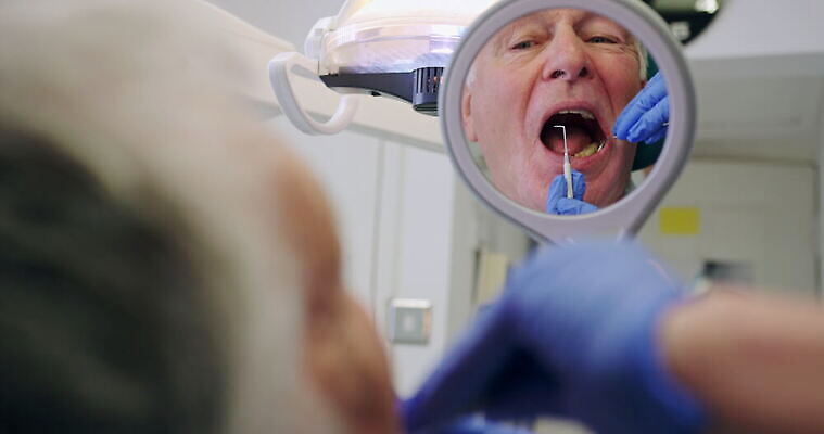 백인 응시 여자 노년 남자 중년 장갑 영국 잉글랜드 실내 사람 두명 건강관리 거울 터치 환자 치과의사 70대 보여주기 서식스 4K MOV 해외동영상 클립영상 서양인 시선 잡화 유럽 의학 모션 건강 관리 성인 내부 의사 동영상 파일형식