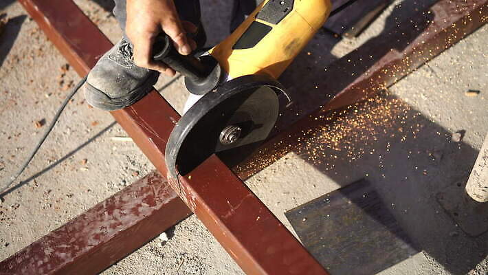 직업 손 산업 공장 노동자 안전 사람없음 건물 빛 금속 힘 기계 장비 건설현장 과학기술 공구 업무 바퀴 원형 칼날 작업실 제조 보호 위험 자르기 철 각도 그라인더 갈기 정비공 공학 공예가 용접 조작 철강 커터 4K MOV 해외동영상 클립영상 도형 건축물 교육 컨셉 공업 모션 재질 건설업 기술 신체부위 도구 작업 기술자 동영상 커피용품 파일형식