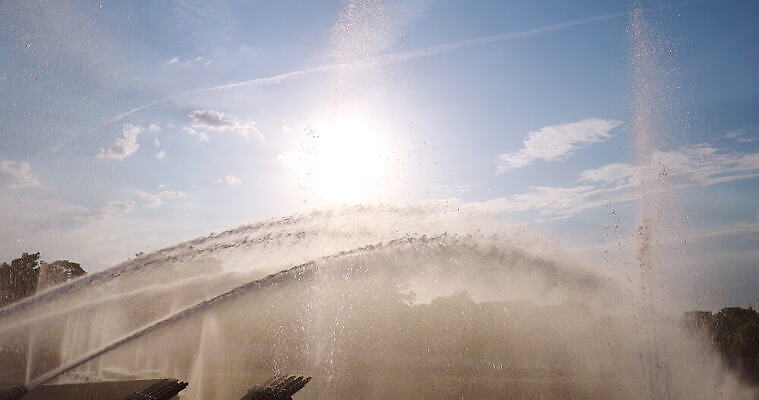 전통문화 도로 여행 건축양식 자동차 사람없음 야외 관광지 빛 햇빛 프랑스 물방울 신선 도시 액체 분수 분무기 시티라이프 파리 랜드마크 패닝샷 4K MOV 해외동영상 클립영상 전통 라이프스타일 건축 유럽 문화 길 육상교통 교통시설 촬영기법 태양 동영상 파일형식