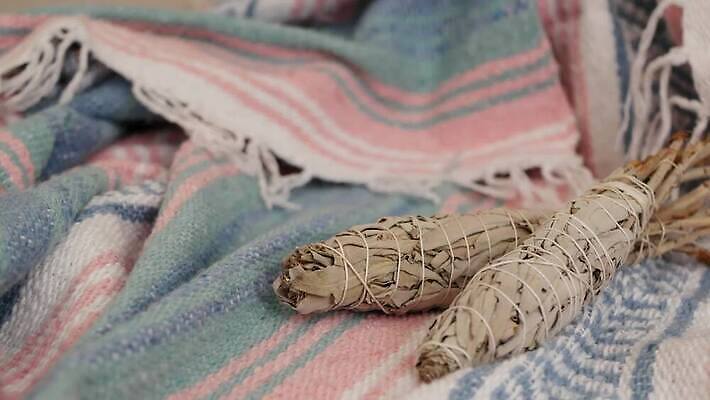 요가 휴식 사람없음 미국 화목 마법사 흰색 샌들 신비 인도인 청소 보따리 유기농 향기 냄새 신성 마법 아로마테라피 테라피 연소 세이지 자연요법 4K MP4 해외동영상 클립영상 외국인 웰빙 컬러 신발 컨셉 북아메리카 동양인 뷰티 동영상 파일형식