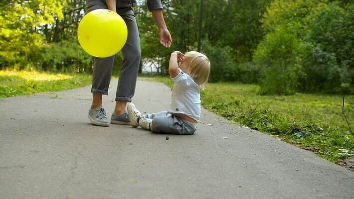 백인 공원 여자 남자 아들 어린이 가족 자연 엄마 함께함 사랑 사람 앉기 소년 야외 두명 초록색 금발 걷기 외침 산책 분노 아기 작음 걸음마 4K MOV 해외동영상 슬로모션 클립영상 서양인 헤어스타일 공공시설 감정 컬러 컨셉 관계 모션 휴식 촬영기법 소리 크기 생태계 동영상 파일형식