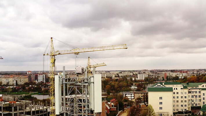 산업 백그라운드 통신 지붕 미래 안테나 사람없음 건물 스마트폰 글로벌 탑 디지털 고층빌딩 힘 장비 인공위성 과학기술 도시 악단 네트워크 역 무선전화기 수화기 서비스 라디오 신호 전자 방송 전염 시스템 세대 방사선 송신기 셀룰러 4G 4K MOV 해외동영상 클립영상 건축물 음악 컨셉 교통시설 기술 IT 빌딩 전자제품 핸드폰 스마트기기 질병 전화기 감염 동영상 파일형식
