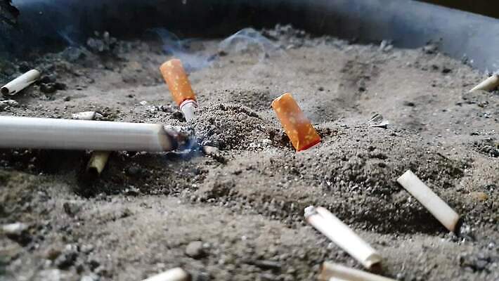 모래 백그라운드 컨셉 담배 건강 사람없음 갈색 흰색 죽음 연기 지저분함 질병 쓰레기 폐기물 상품 위험 버리기 가득함 오브젝트 질감 먼지 담배꽁초 재떨이 암 중독 종료 습관 구식 그만 니코틴 옛날 재 중고 필터 해로움 많음 4K MP4 해외동영상 클립영상 컬러 의학 모션 감각 동영상 파일형식