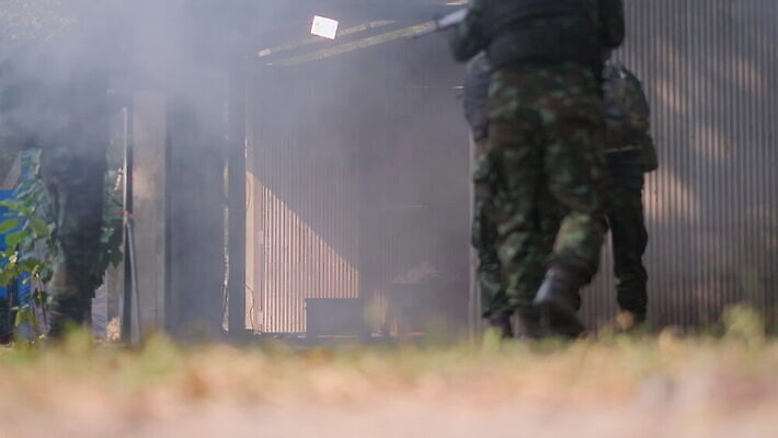 남자 무기 포즈 유니폼 군대 주택 사람 여러명 성인 야외 힘 군인 안개 시골 수술 구출 보호 연습 시작 군용 싸움 전쟁 비전 육군 변장 병정 전사 보병 블러 장교 저격수 침범 특공대 MOV 해외동영상 클립영상 직업 옷 다수 컨셉 의학 모션 날씨 건물 치료 도움 동영상 국군 특수부대 파일형식
