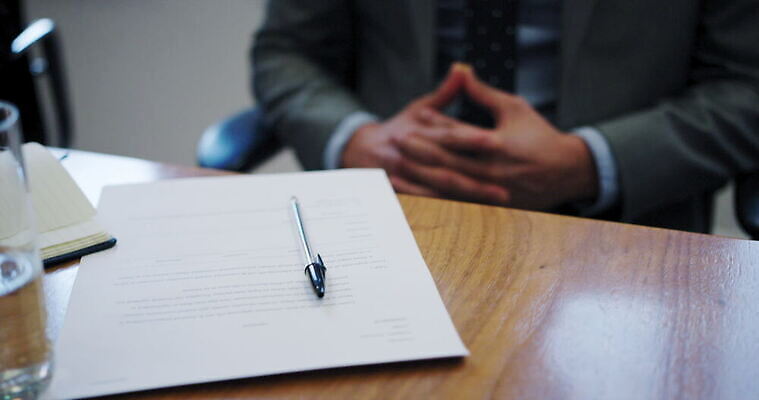 남자 사업가 청소년 설계 영국 잉글랜드 아이디어 실내 작업복 대화 한명 앉기 동양인 손짓 20대 비즈니스맨 우아함 런던 문서 단아함 혼혈 4K 틸트업 MOV 해외동영상 클립영상 직업 1 옷 유럽 컨셉 비즈니스 모션 촬영기법 말하기 사람 인종 청년 내부 직장인 다문화 동영상 파일형식