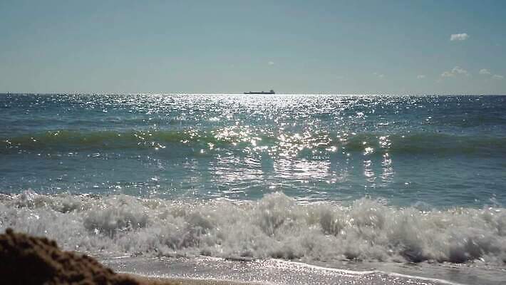 산업 파도 바다 섬 여행 교통시설 자연 하늘 항해 파노라마 사람없음 물 태양 일출 검은색 일몰 화물 만 탈출 정박 함선 sos 우크라이나 유조선 생존 수평선 4K MP4 해외동영상 클립영상 자연요소 유럽 컬러 교통 컨셉 배_교통 촬영기법 노을 운송업 시설 생태계 동영상 구조요청 파일형식
