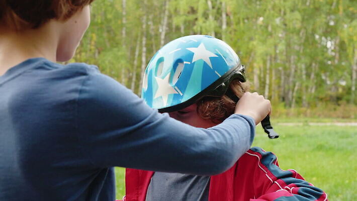 공원 남자 어린이 스포츠 포즈 가족 관계 건강 안전 사람 소년 야외 두명 학습 머리 자전거 도움 보호 승차 헬멧 큼 순환 사이클링 남동생 넣기 돌봄 바이크레이서 바이킹 MOV 해외동영상 클립영상 공공시설 교육 컨셉 모션 신체부위 바이크 보호장비 크기 육상스포츠 동생 동영상 파일형식