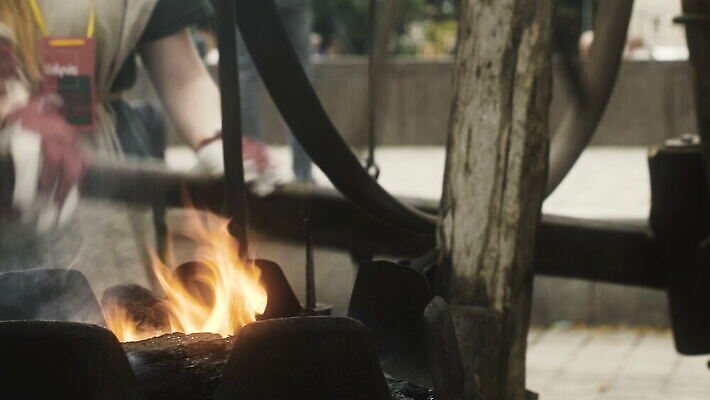 여자 유럽 불 사람없음 성형수술 망치 철 러시아 청동 파운드 대장장이 리투아니아 소비에트 철강 4K MOV 해외동영상 클립영상 자연요소 나라 돈 사람 공구 수술 동영상 파일형식