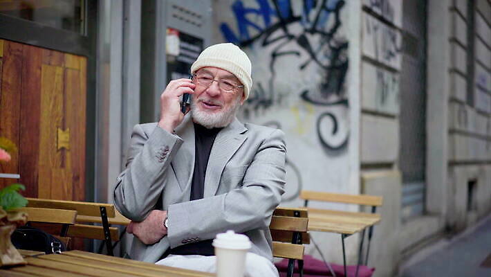 백인 모자 라이프스타일 노년 남자 안경 가구 통신 탁자 무선통신 수염 대화 한명 미소 앉기 야외 스마트폰 핸드폰 유행 이탈리아 재킷 카페 회색 백발 잡기 도시 연결 전화기 시티라이프 밀라노 남유럽 4K MOV 해외동영상 클립영상 서양인 1 헤어스타일 잡화 유럽 컬러 생활용품 모션 표정 말하기 사람 성인 생활 전자제품 스마트기기 상점 외투 동영상 파일형식
