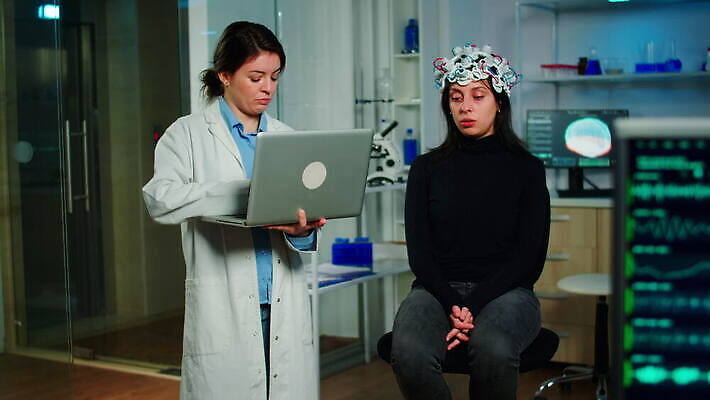 과학 건강 병원 실험 노트북 스터디 컴퓨터 약 머리 스크린 헤드폰 기계 장비 환자 의사 정보 마음 진화 실험실 질병 연구원 질문 과학자 분석 뇌 시설 하이테크 조절 개발 스캐너 4K MOV 해외동영상 클립영상 직업 음향기기 컨셉 의학 기술 신체부위 전자제품 학습 의료진 소방 동영상 학자 파일형식