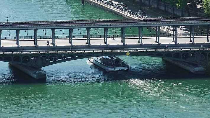 유럽 여행 건축양식 하늘 안테나 사람없음 야외 물 파란색 강 도시풍경 여행객 탑 봄 프랑스 도시 보트 전철 크루즈 운하 지역 방문 랜드마크 파리(프랑스) 4K MP4 해외동영상 클립영상 자연요소 건축물 계절 건축 나라 육상교통 컬러 배_교통 통신 대중교통 사람 풍경 동영상 파일형식