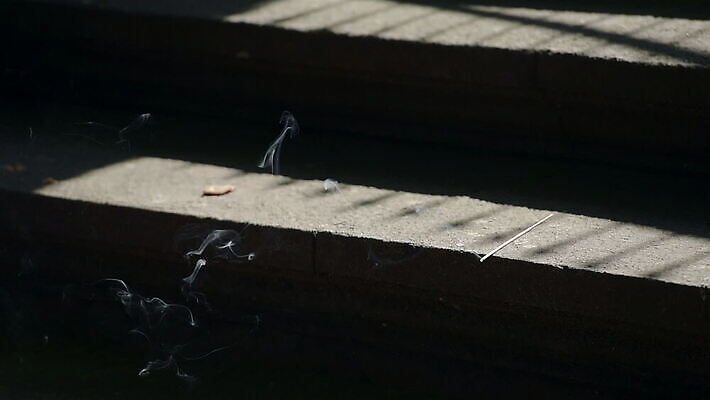 전통 아시아 종교 문화 백그라운드 컨셉 추상 동양인 사람없음 야외 빛 검은색 어둠 기도 사찰 막대기 닫기 연기 숲 명상 향기 냄새 발리 인도네시아 향 MOV 해외동영상 클립영상 나라 컬러 섬 무늬 종교건축 모션 인종 동영상 파일형식