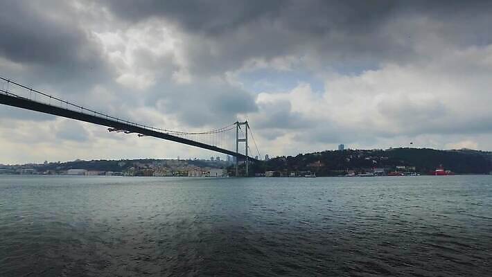 유럽 아시아 바다 여행 건축양식 교통시설 하늘 이스탄불 사람없음 물 맑음 도시 연결 랜드마크 보스포루스 4K MP4 튀르키예 해외동영상 클립영상 자연요소 건축 나라 교통 날씨 시설 동영상 파일형식