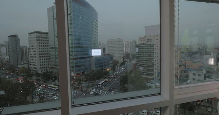 백인 응시 아시아 비즈니스 건축양식 창문 유리 거리 서울 파노라마 사람 성인 사람없음 컴퓨터 도시풍경 태블릿 터치패드 알약 디지털 도시 비즈니스우먼 메시지 이메일 저녁 타입 패드 터치스크린 4K MOV 해외동영상 클립영상 서양인 시선 여자 건축 나라 재질 한국 촬영기법 풍경 전자제품 스마트기기 약 직장인 야간 동영상 파일형식