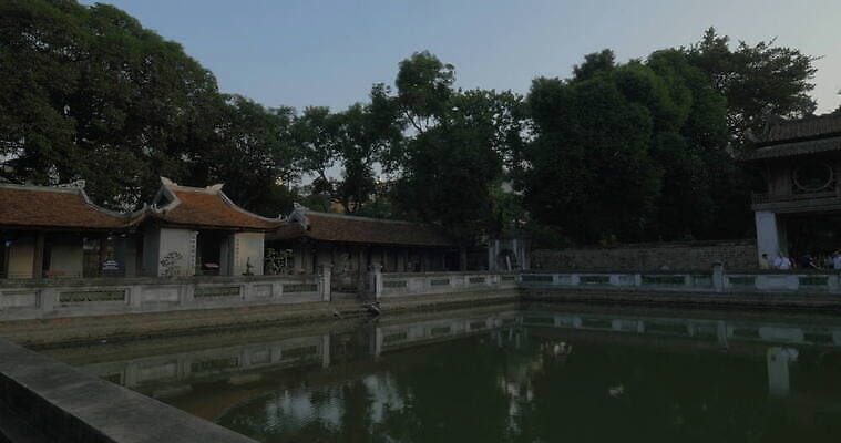 아시아 여행 사람 사람없음 물 여름 여행객 연못 사찰 재산 저녁 당구 대문 베트남 문학 방문 랜드마크 전국 패닝샷 4K MOV 해외동영상 클립영상 자연요소 계절 나라 종교건축 촬영기법 금융 구기 문 동남아시아 야간 동영상 파일형식