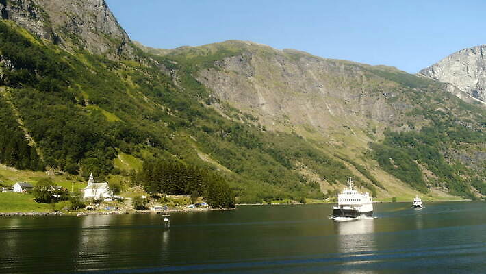 주간 나무 여행 자연 산 항해 노르웨이 사람없음 파란색 강 계곡 보트 숲 크루즈 언덕 북쪽 스칸디나비아 피오르 4K MOV 해외동영상 클립영상 자연요소 식물 유럽 컬러 배_교통 방향 생태계 지형 동영상 파일형식