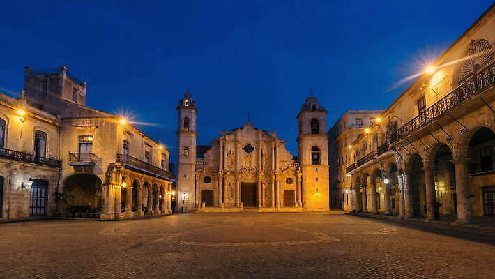 기독교 가로등 건축양식 사람없음 야외 건물 관광지 성당 새벽 도시 쿠바 빛망울 랜드마크 아바나 4K 타임랩스 MOV 해외동영상 클립영상 자연요소 건축물 공공시설 건축 종교 여행 종교건축 촬영기법 빛 중앙아메리카 동영상 파일형식