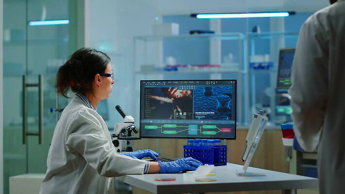 직업 응시 산업 노동자 건강 병원 현미경 실험 대화 사람 컴퓨터 약 건강관리 장비 의사 업무 그룹 혈액 기술자 실험실 고급 생명공학 연구원 토론 과학자 분석 생물학 미생물 발견 조제 혁명 개발 백신 화학자 4K MOV 해외동영상 클립영상 시선 교육 과학 컨셉 의학 생물 실험기구 관리 말하기 전자제품 의료진 작업 만들기 동영상 학자 파일형식