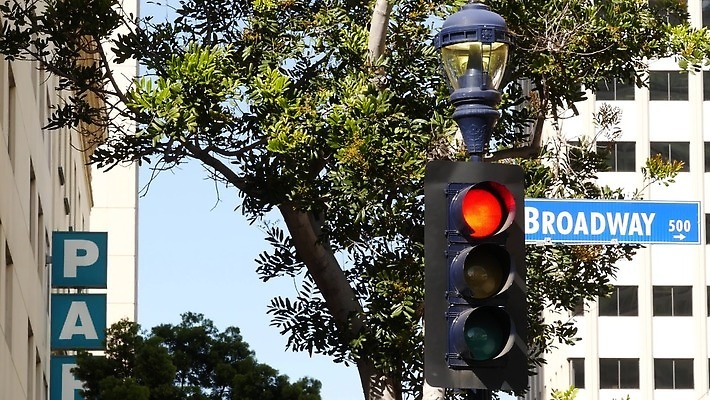 나무 배너 공공시설 도로 길 건축양식 텍스트 교통시설 거리 간판 사람없음 건물 단어 도시풍경 기둥 도시 표지판 이름 도심 이름표 교차로 심볼 메인 신호 캘리포니아 봉 규칙 타운 주소 타이틀 로스앤젤레스 길가 브로드웨이 산티아고 4K MP4 해외동영상 클립영상 식물 문자 건축물 건축 교통 알림판 풍경 미국 시설 동영상 파일형식