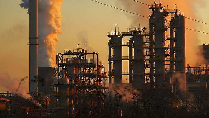 독일 굴뚝 사람없음 야외 건물 연기 수증기 지구온난화 주조 4K 락다운 MOV 해외동영상 클립영상 건축물 유럽 동영상 기후변화 파일형식