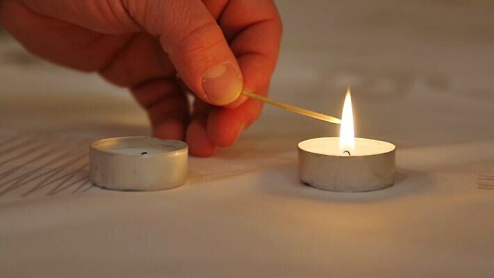 전통 라이프스타일 접시 음료 결혼 촛불 유리 탁자 불 불꽃 주택 발렌타인데이 건강 사랑 요리 사람없음 내부 장식 책 빛 식당 얼음 방 낭만 수확 흰색 신선 클래식 고급 야간 저녁 샴페인 배열 레몬 아로마 스타일링 화상 스타일 맛있는 4K MP4 해외동영상 클립영상 자연요소 식기 감정 컬러 가구 컨셉 농업 과일 초 데이이벤트 재질 주류 이벤트 건물 생활 상점 상처 동영상 파일형식