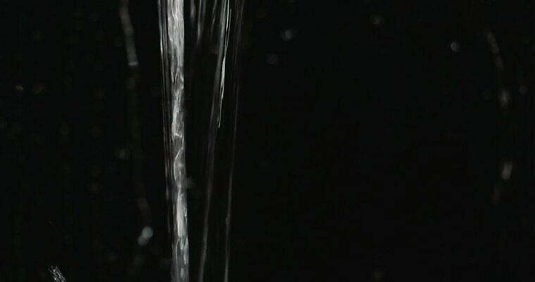 백그라운드 컨셉 추상 실내 사람없음 아웃포커스 물 검은색 어둠 물방울 투명 액체 개울 붓기 닫기 떨어짐 소프트포커스 순수 4K 락다운 MOV 해외동영상 클립영상 자연요소 컬러 무늬 모션 촬영기법 내부 강 동영상 파일형식