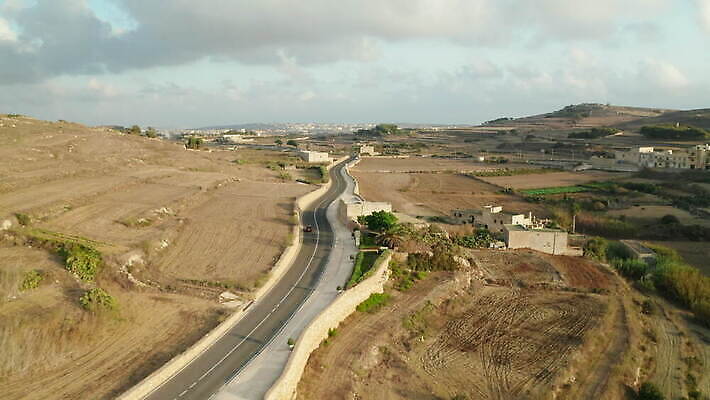 도로 여행 밭 교통시설 자국 모션 자동차 자연 풍경 사람없음 초록색 야자수 갈색 운전 시골 운전사 정상 속도 항공촬영 길가 드론 루트 몰타섬 방법 조감도 코로나바이러스 4K 락다운 트래킹숏 MOV 해외동영상 클립영상 나무 직업 길 육상교통 뷰포인트 컬러 섬 교통 농업 촬영기법 바이러스 시설 생태계 몰타 동영상 파일형식