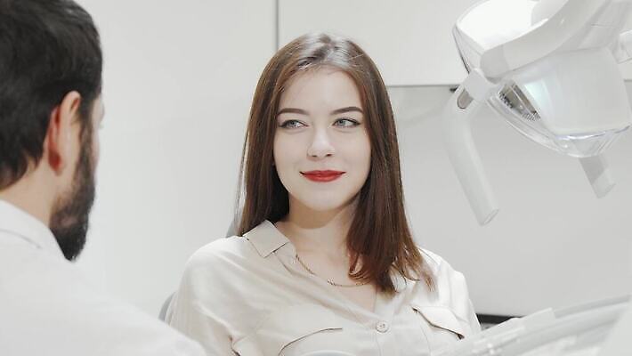 직업 남자 의자 실내 건강 치과 병원 미소 웃음 두명 치료 약 거울 환자 의사 작업 입 치아 청소 치과의사 치과용품 방문 보험 틀니 돌봄 위생관리 치아교정 치위생사 4K 구강학 MOV 해외동영상 클립영상 가구 의학 모션 표정 관리 사람 내부 신체부위 의료진 의료용품 소화기관 교정 동영상 파일형식 생활용품 의료기기 장기 신체 오브젝트