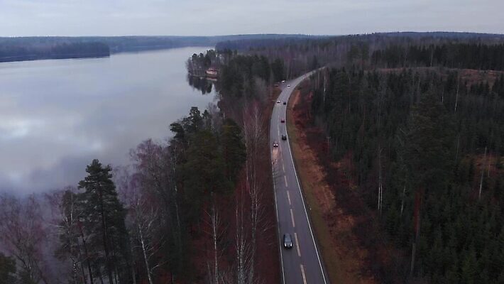 유럽 도로 길 호수 여행 교통시설 자동차 자연 하늘 휴가 거리 안테나 핀란드 사람없음 야외 물 황혼 운전 고속도로 정상 저녁 드론 방법 헬싱키 MOV 해외동영상 클립영상 자연요소 나라 육상교통 교통 통신 모션 북유럽 일몰 야간 시설 생태계 동영상 파일형식