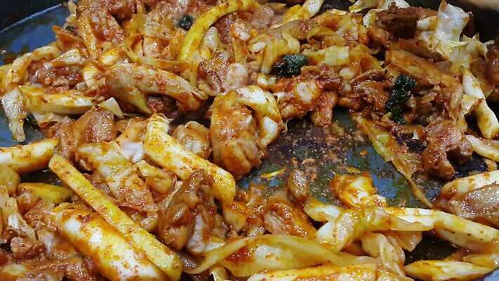 라이프스타일 그릇 음식 고추 주방용품 서브 한국 실내 마늘 육류 요리 사람없음 빨간색 식사 치킨 튀김 신선 뜨거움 양념 연기 그릴 수증기 난로 양배추 브런치 후추 생강 남쪽 점심식사 끓이기 단백질 절임 4K MOV 해외동영상 클립영상 식기 아시아 컬러 생활용품 채소 식재료 모션 내부 생활 난방기 방향 향신료 동영상 닭고기요리 영양소 파일형식