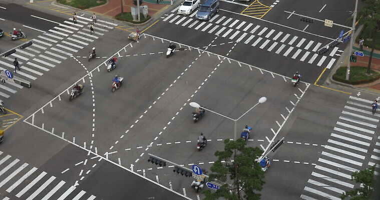 도로 길 선 조각 여행 십자가 가이드 교통시설 자동차 거리 서울 한국 사람 사람없음 줄무늬 운전 도시 고속도로 도심 승차 큼 오솔길 교차로 속도 회전 타운 네비게이션 통과 남쪽 건너기 길가 루트 방법 콘크리트 4K MOV 해외동영상 클립영상 직업 아시아 육상교통 교통 무늬 모션 크기 방향 시설 동영상 파일형식