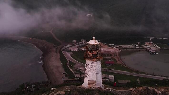 산업 도로 선 바다 섬 여행 건축양식 자연 하늘 주택 등대 안테나 파노라마 사람없음 건물 목재 물 파란색 빛 농장 마을 탑 힘 분위기 볏짚 신호등 드론 발트해 에스토니아 옛날 조감도 4K MOV 해외동영상 클립영상 자연요소 나무 건축물 건축 유럽 길 컬러 컨셉 농업 재료 통신 교통시설 촬영기법 북유럽 짚 생태계 동영상 파일형식
