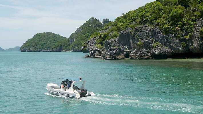 공원 아시아 바다 섬 여행 백그라운드 태국 휴가 열대 산 파노라마 풍경 사람없음 초록색 물 여름 파란색 여행객 맑음 놀람 전원 만 보트 숲 열대우림 언덕 암초 석호 내추럴 가죽끈 이국적 전국 터키석 파라다이스 4K MP4 해외동영상 클립영상 자연요소 계절 공공시설 감정 나라 컬러 배_교통 날씨 촬영기법 표정 사람 끈 전기에너지 가죽 보석 동영상 파일형식