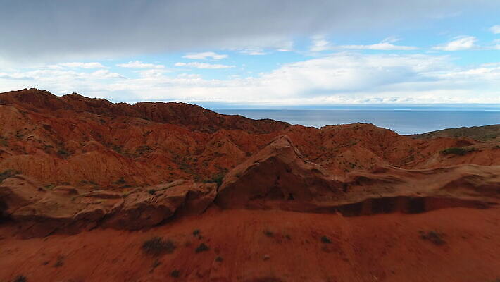 호수 모래 여행 오렌지 자연 하늘 동화 산 건조 안테나 사람없음 빨간색 파란색 모래사장 컬러풀 골짜기 맑음 사막 모래언덕 언덕 산등성이 각도 점토 암초 사암 드론 랜드마크 사방 키르기스스탄 4K MOV 해외동영상 클립영상 바다 컬러 과일 통신 날씨 돌_바위 생태계 동영상 중앙아시아 파일형식