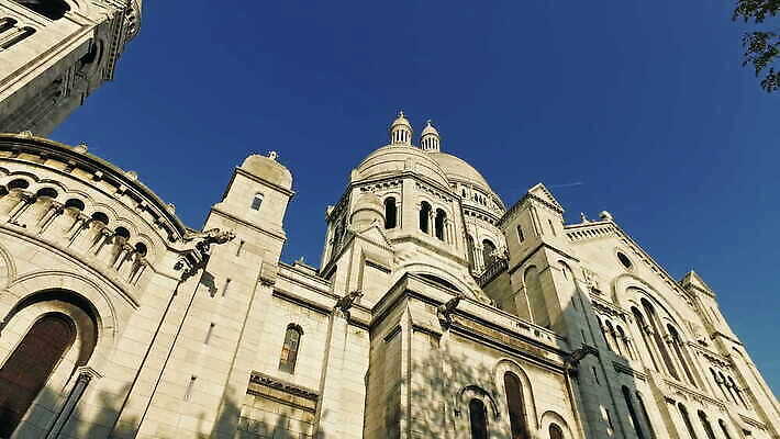 유럽 기독교 종교 문화 여행 백그라운드 십자가 건축양식 하늘 휴가 사람없음 건물 파란색 성당 교회 계단 프랑스 흰색 도시 사찰 영혼 역사 심볼 언덕 신성 천연기념물 프랑스어 랜드마크 바실리카 수도권 숭배 파리(프랑스) 4K MOV 해외동영상 클립영상 문자 건축물 건축 나라 컬러 종교건축 지역 동영상 파일형식