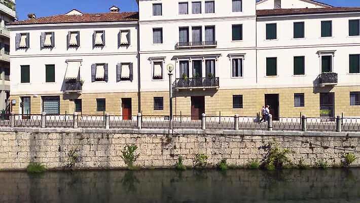 나무 공원 유럽 길 여행 잎 건축양식 자연 하늘 거리 주택 사람없음 야외 건물 초록색 물 강 검은색 이탈리아 낭만 흰색 도시 센터 역사 그림 운하 타운 옛날 가리발디 4K MP4 해외동영상 클립영상 자연요소 식물 건축물 공공시설 건축 나라 컬러 컨셉 생태계 위인 동영상 정치가 파일형식