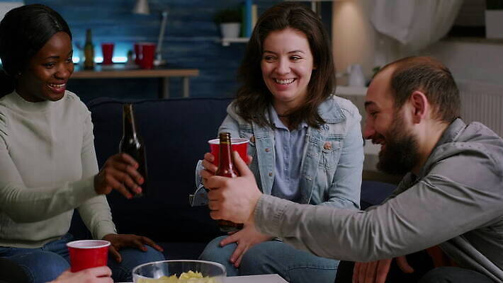 행복 음악 음식 흑인 거실 통신 유리 함께함 말하기 대화 웃음 사람 사람없음 30대 친구 소파 파티 우정 모임 마시기 알코올 잡기 야간 연결 건배 주말 테이크아웃 나눔 다민족 소셜 채팅 유흥 혼혈 사교적 4K MOV 해외동영상 클립영상 자연요소 서양인 감정 컨셉 의자 관계 모션 재질 문화예술 표정 이벤트 장년 다문화 동영상 파일형식