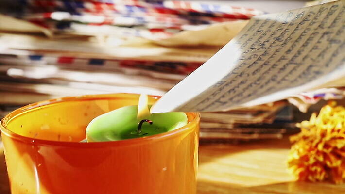 종이 포즈 백그라운드 컨셉 오렌지 촛불 텍스트 불 불꽃 전등 주택 아이디어 실내 사람없음 앞모습 빛 햇빛 공책 낭만 추위 연기 더위 심볼 묘사 오브젝트 문서 페이지 드라마 시트 연소 광 구김 숨기 화상 MOV 해외동영상 클립영상 자연요소 뷰포인트 과일 초 모션 날씨 문구용품 조명 내부 건물 태양 상처 동영상 파일형식