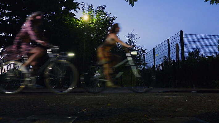 나무 백인 라이프스타일 여자 도로 교통수단 교통시설 청소년 영국 잉글랜드 거리 20대 야외 캐주얼 세명 울타리 자전거 경계선 야간 런던 형광등 사이클링 빛망울 광 성인여자만 4K 락다운 MOV 해외동영상 클립영상 자연요소 서양인 식물 옷 유럽 길 선 교통 전등 사람 청년 생활 빛 담장 바이크 육상스포츠 경계 시설 동영상 여자만 성인만 파일형식